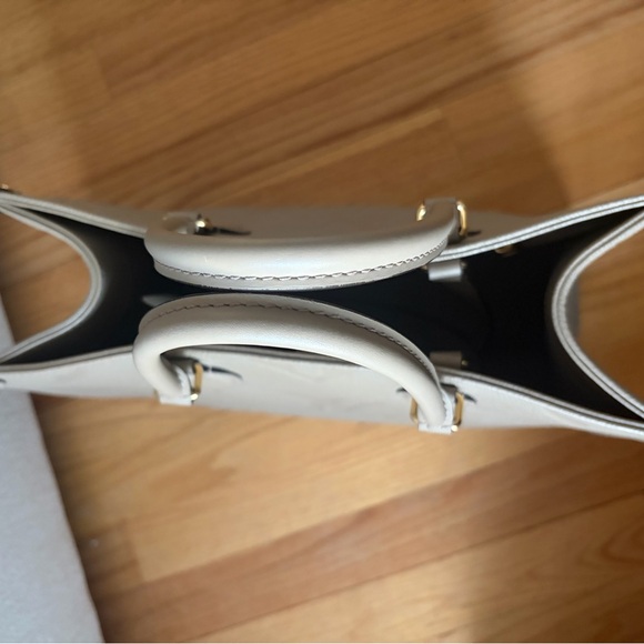 Authentic Louis Vuitton Turtledove Giant Monogram On the Go MM Tote - Picture 4 of 16